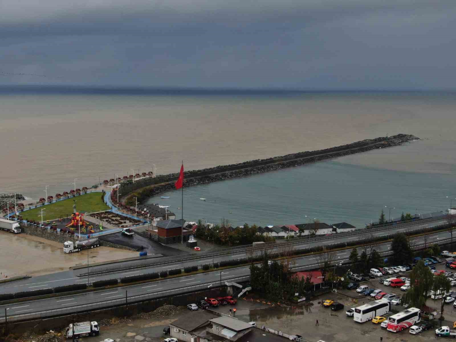 Rize’de yoğun yağışın ardından derelerin getirdiği çamur denizin rengini değiştirdi
