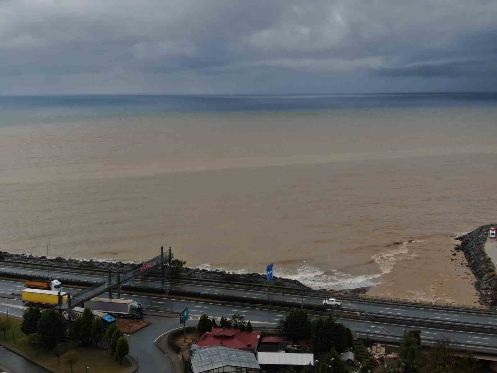 Rize’de yoğun yağışın ardından derelerin getirdiği çamur denizin rengini değiştirdi
