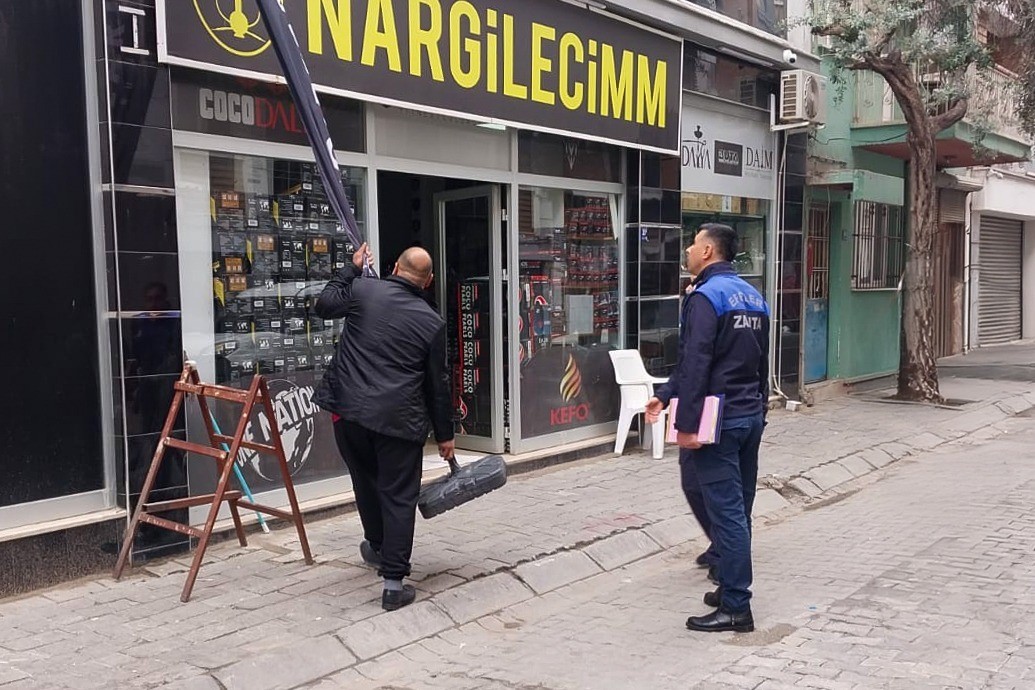 Efeler’de kaldırımlar işgalden arındırılıyor
