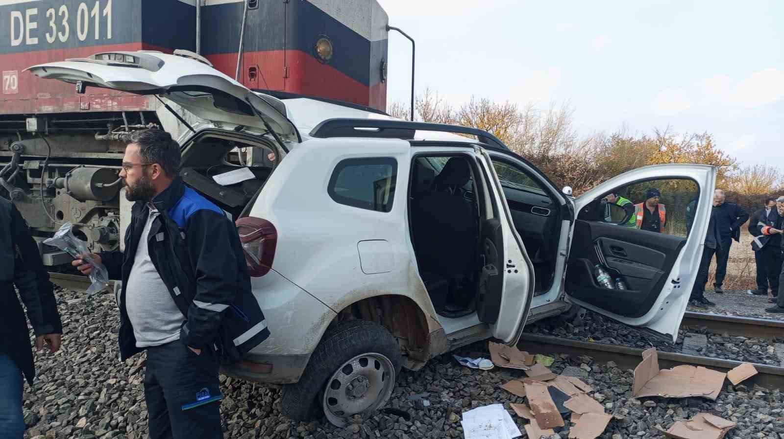 Malatya’da hafif ticari araca yük treni çarptı: 2 yaralı
