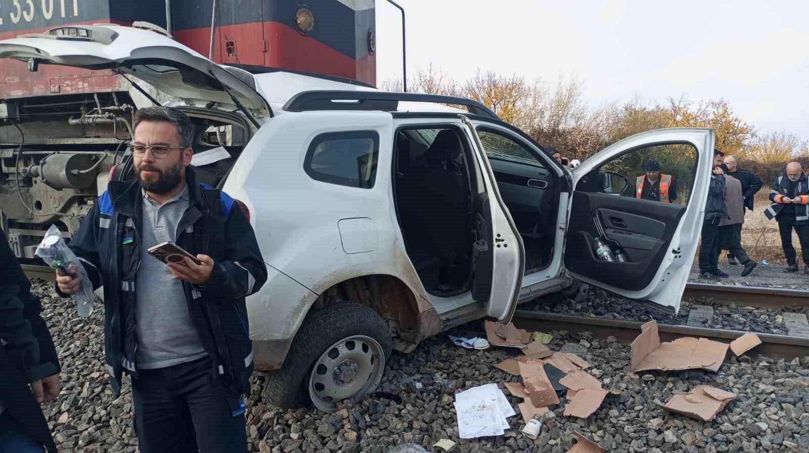 Malatya’da hafif ticari araca yük treni çarptı: 2 yaralı
