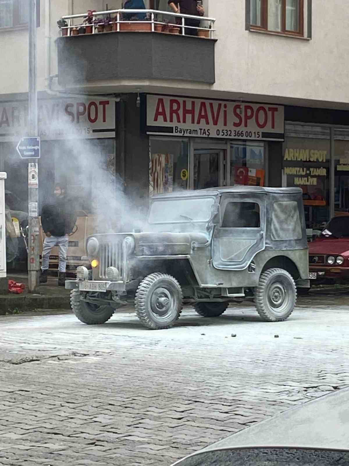 Artvin’de seyir halinde motoru alev alan cip yandı
