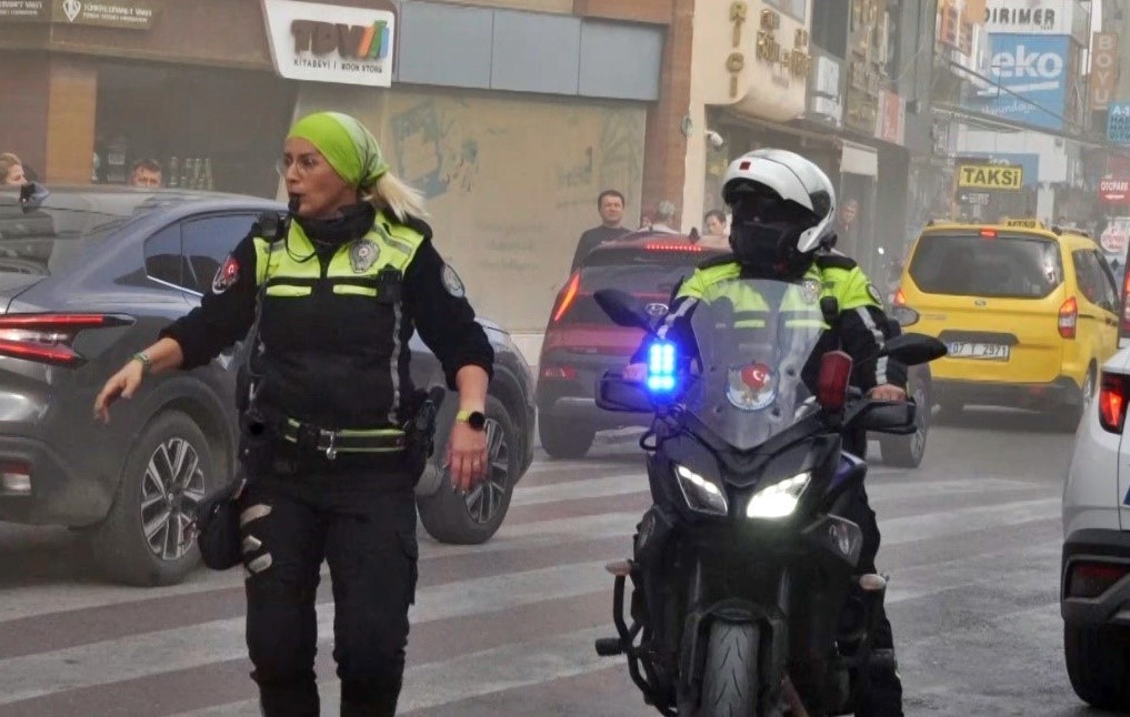 Kadın polisin yangın hassasiyetine emniyet müdüründen plaket
