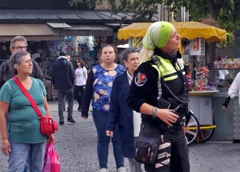 Kadın polisin yangın hassasiyetine emniyet müdüründen plaket
