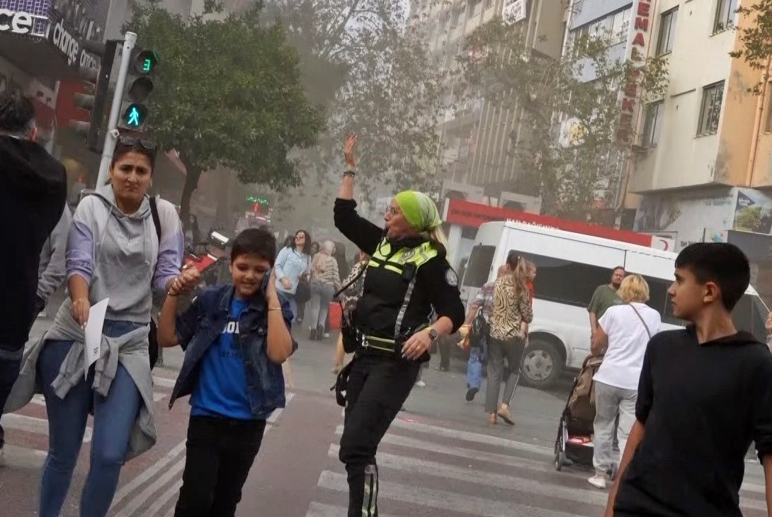 Kadın polisin yangın hassasiyetine emniyet müdüründen plaket
