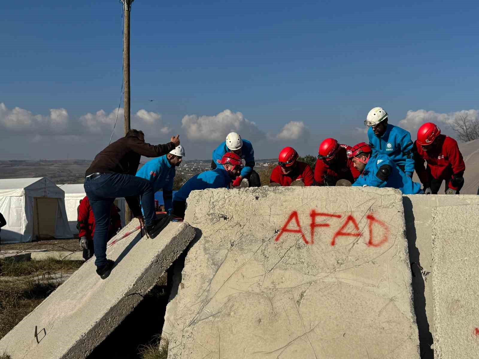 500 personelle dev senaryo: Enkazda hayat kurtarma yarışı
