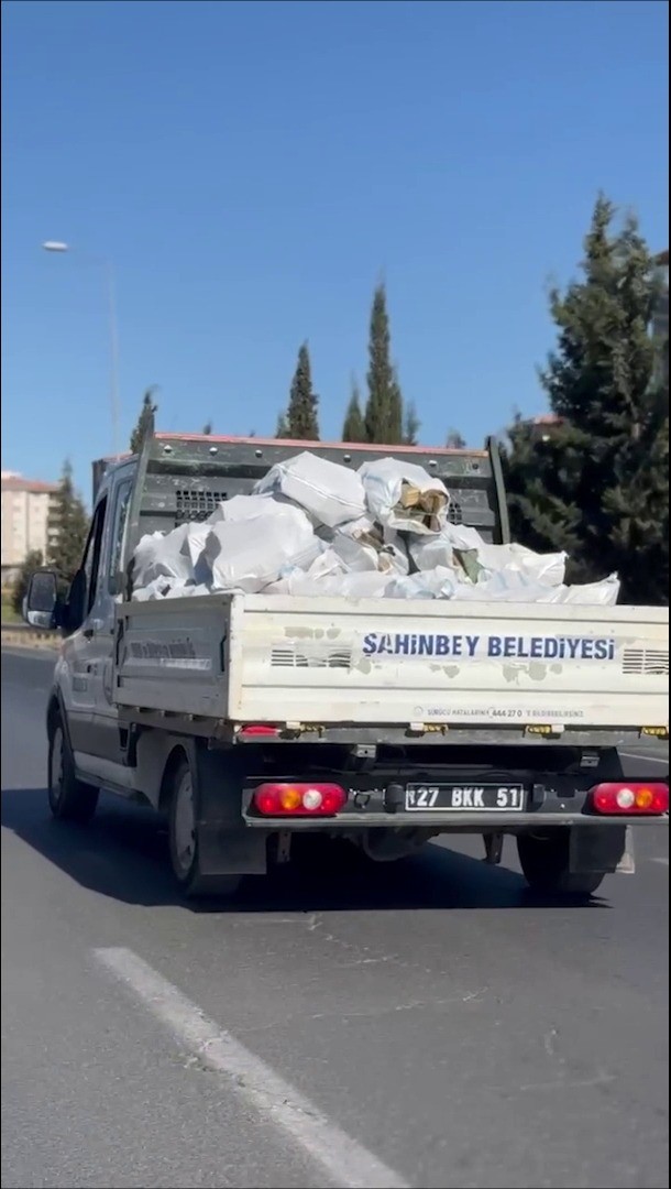 Şahinbey’de budanan ağaçlar ihtiyaç sahiplerine yakacak oluyor
