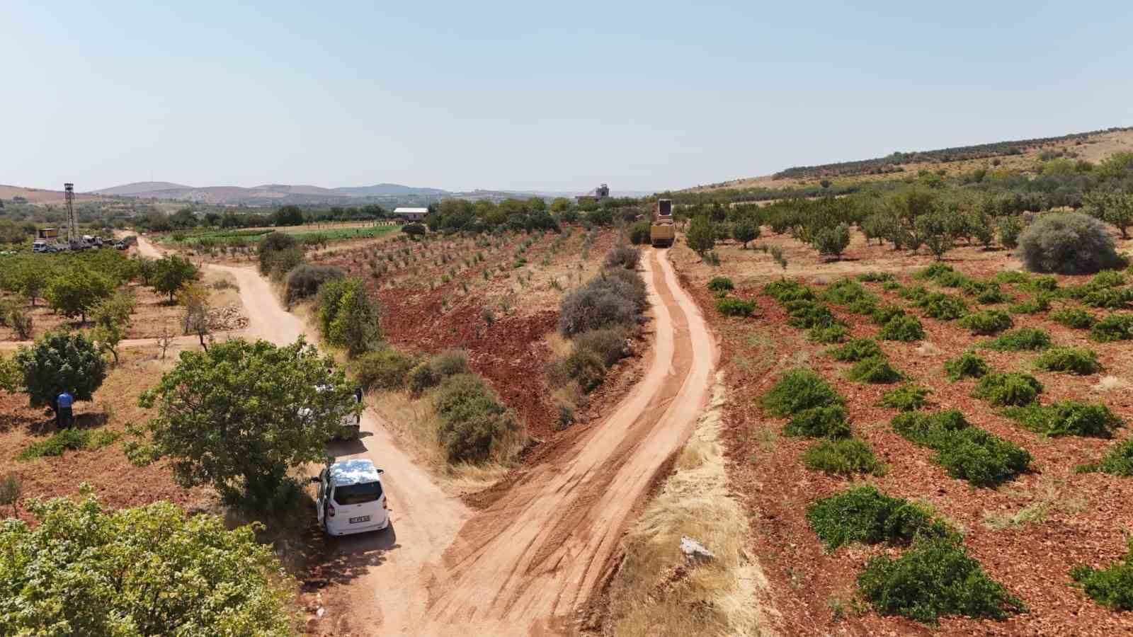 Şehitkamil’den kırsal mahallelerde yol atağı
