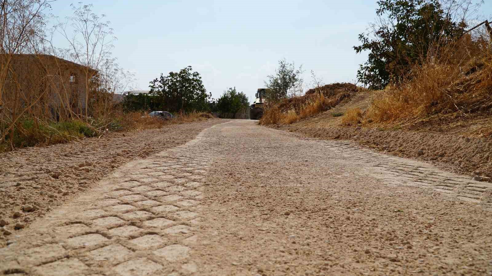 Şehitkamil’den kırsal mahallelerde yol atağı
