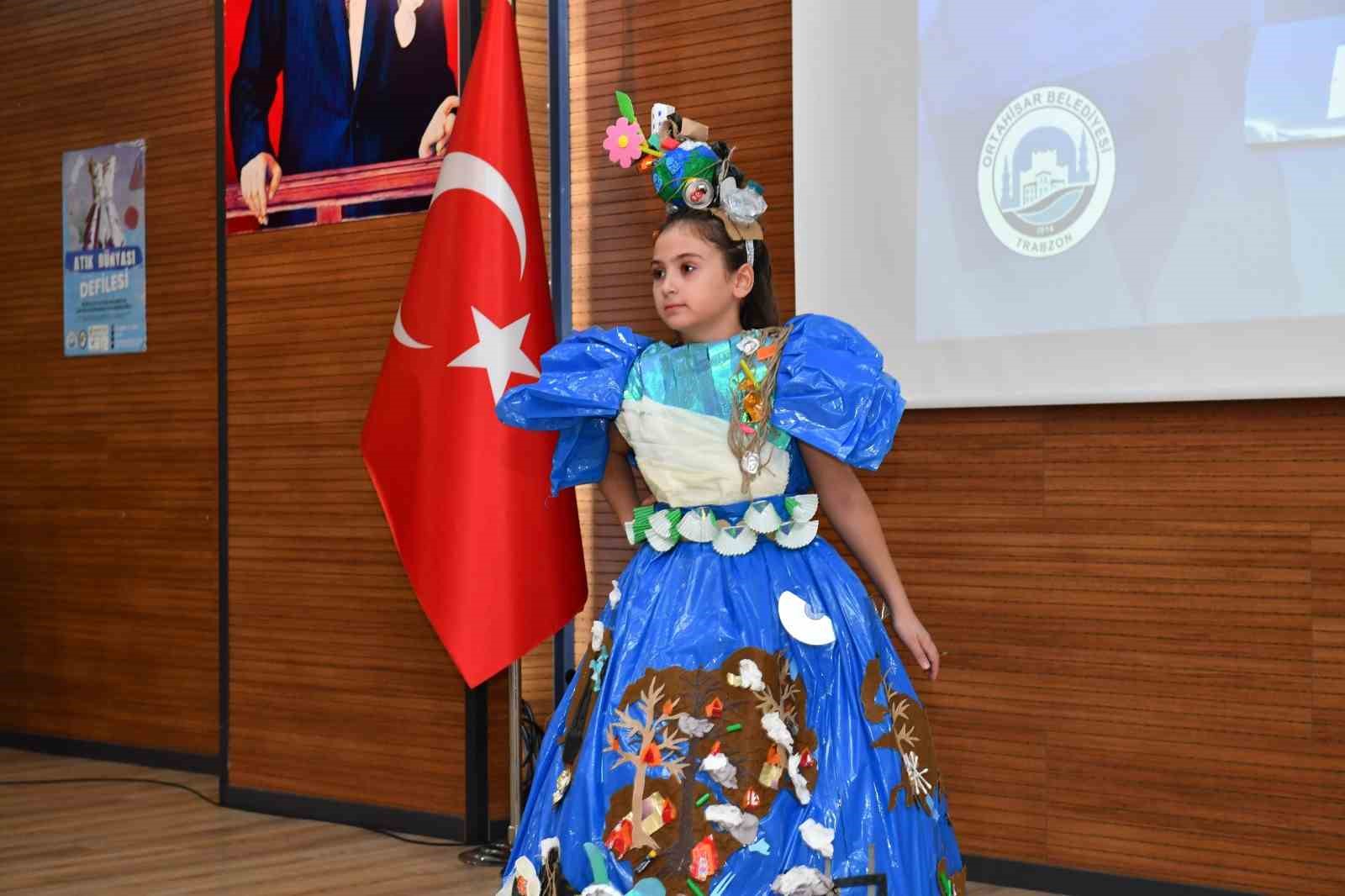 Minikler atıkları geri dönüştürüp elbise hazırladılar, defile ile emeklerini gösterdiler
