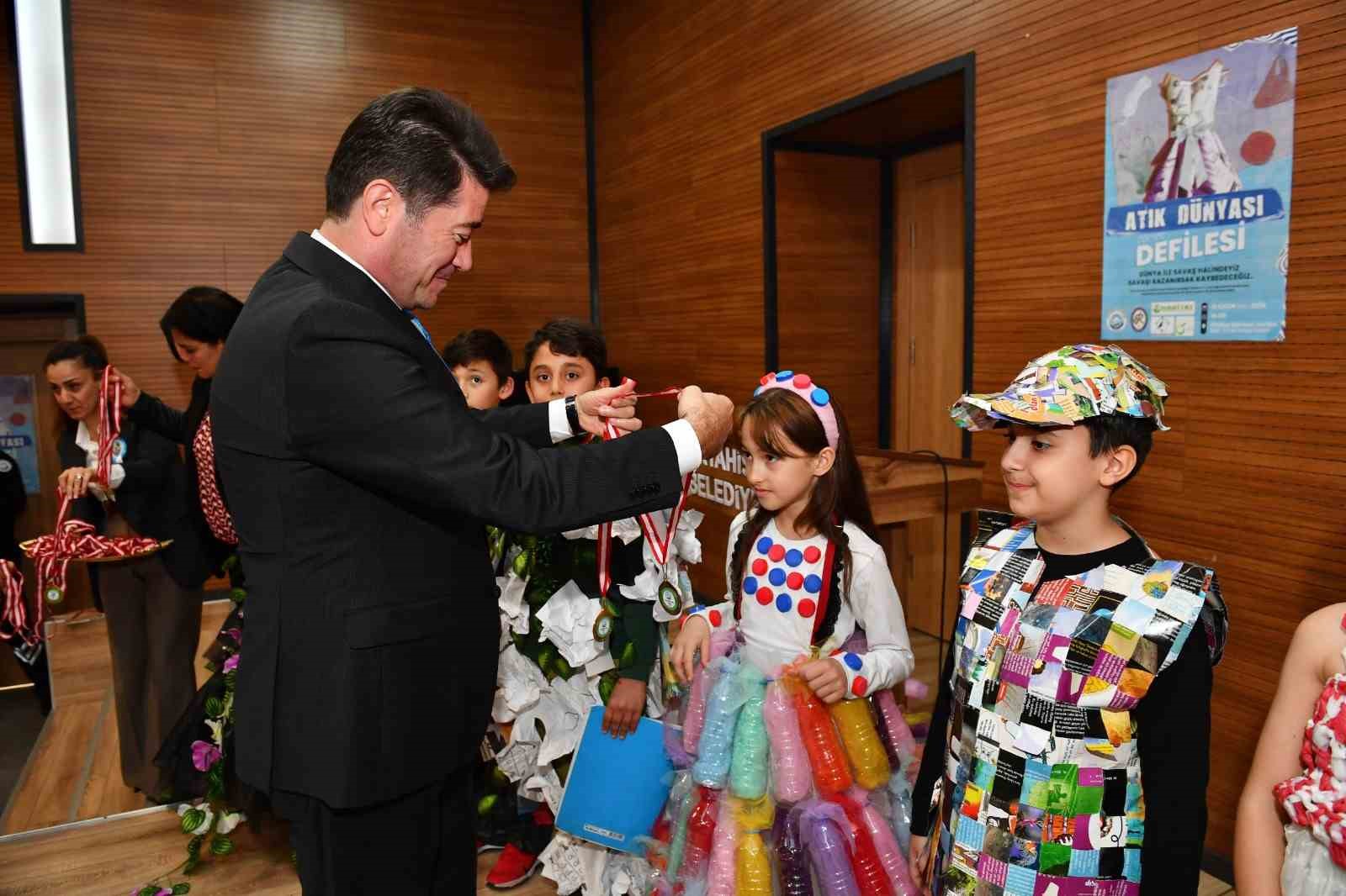 Minikler atıkları geri dönüştürüp elbise hazırladılar, defile ile emeklerini gösterdiler
