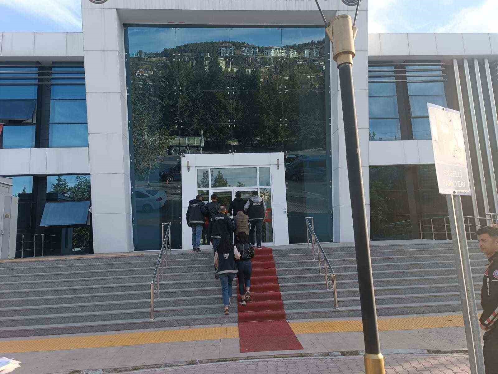 Burdur’da araçta ele geçirilen uyuşturucuya 2 tutuklama
