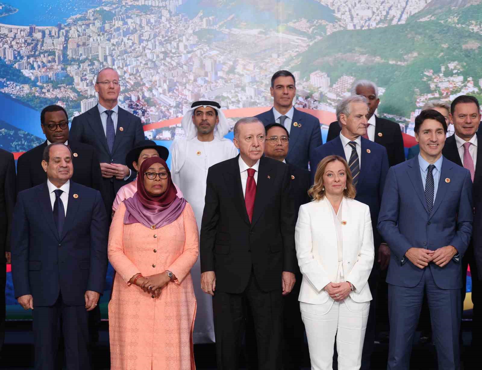 Cumhurbaşkanı Erdoğan, G20 Liderler Zirvesi’nin ardından aile fotoğrafına katıldı
