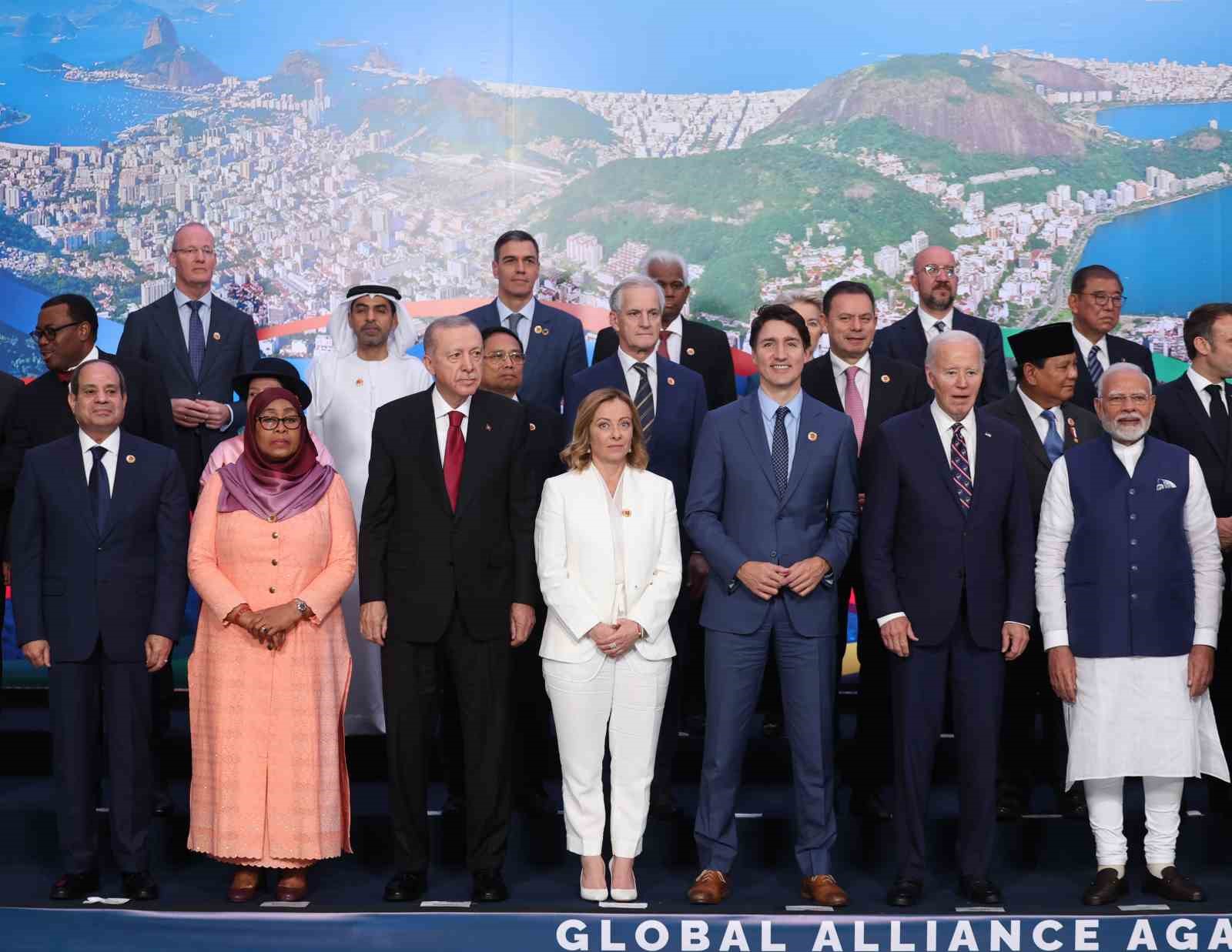 Cumhurbaşkanı Erdoğan, G20 Liderler Zirvesi’nin ardından aile fotoğrafına katıldı
