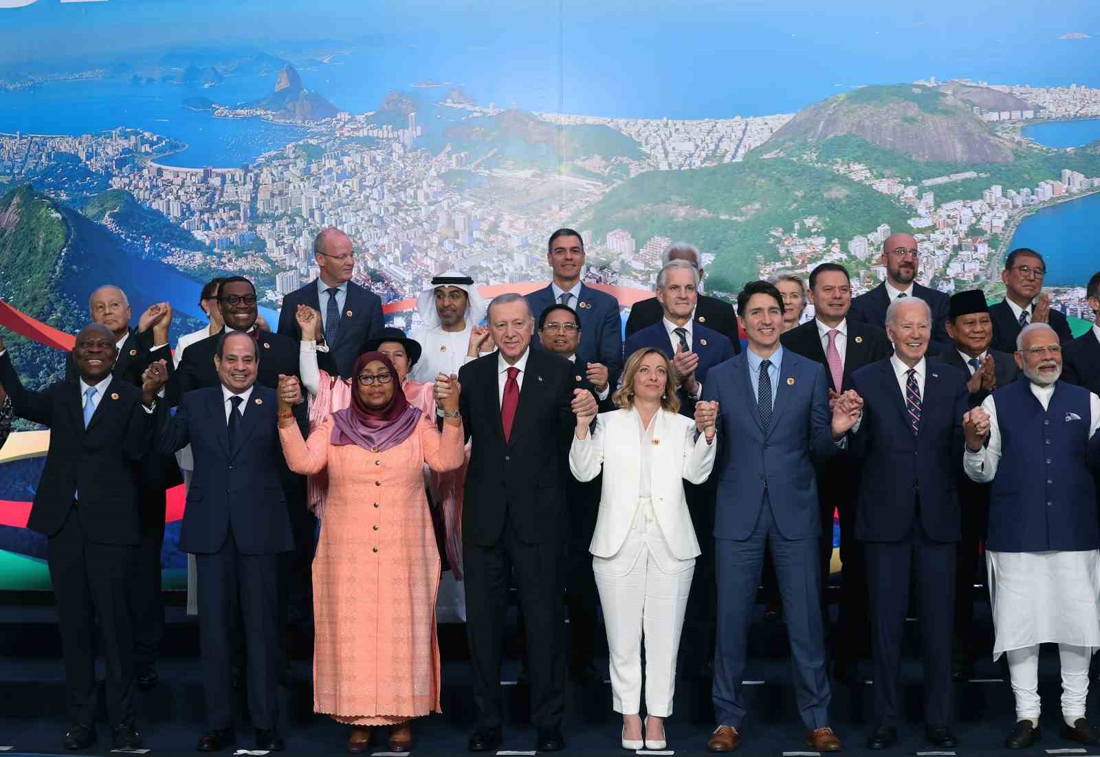 Cumhurbaşkanı Erdoğan, G20 Liderler Zirvesi’nin ardından aile fotoğrafına katıldı
