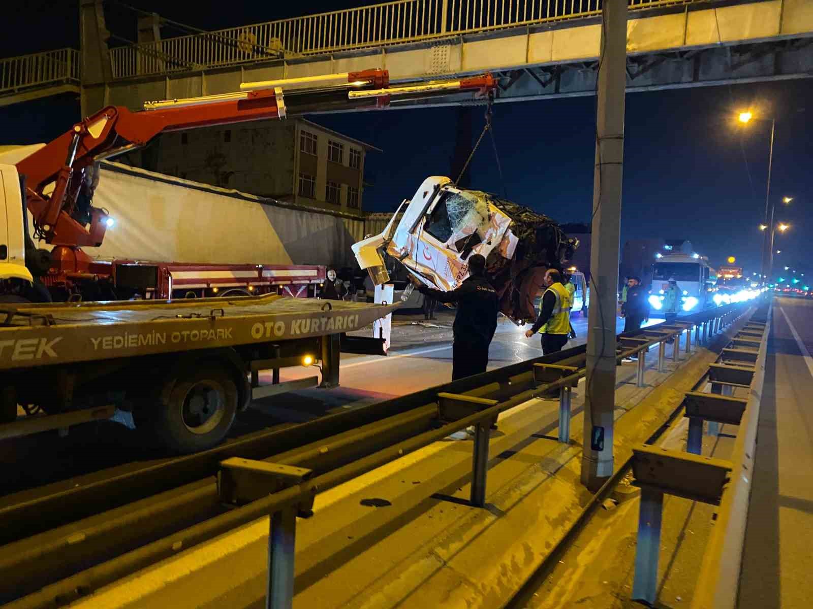 Kocaeli’de 2 tırın karıştığı kazada kupa koptu: Sürücü ağır yaralandı
