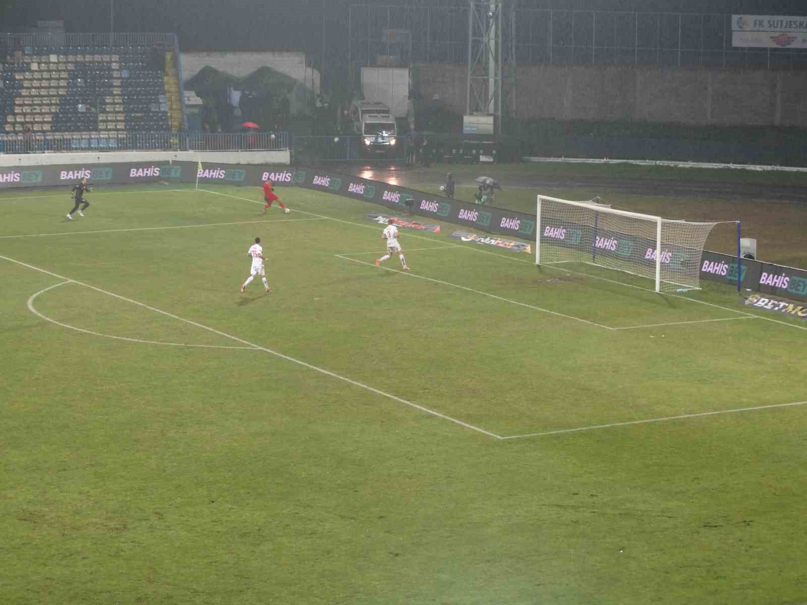 UEFA Uluslar Ligi: Karadağ: 2 - Türkiye: 1 (İlk yarı)
