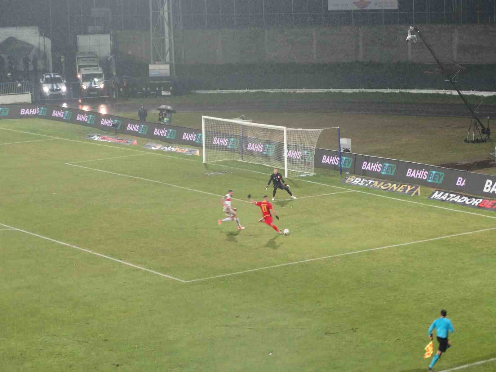 UEFA Uluslar Ligi: Karadağ: 2 - Türkiye: 1 (İlk yarı)
