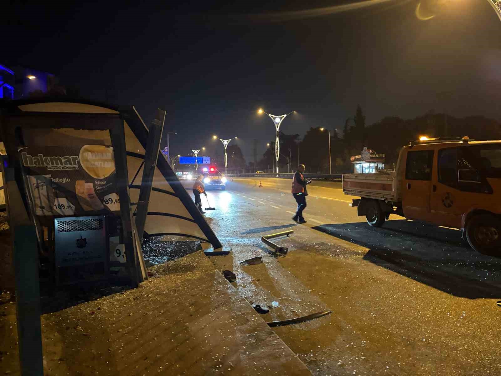 Kontrolden çıkan araç durağa daldı
