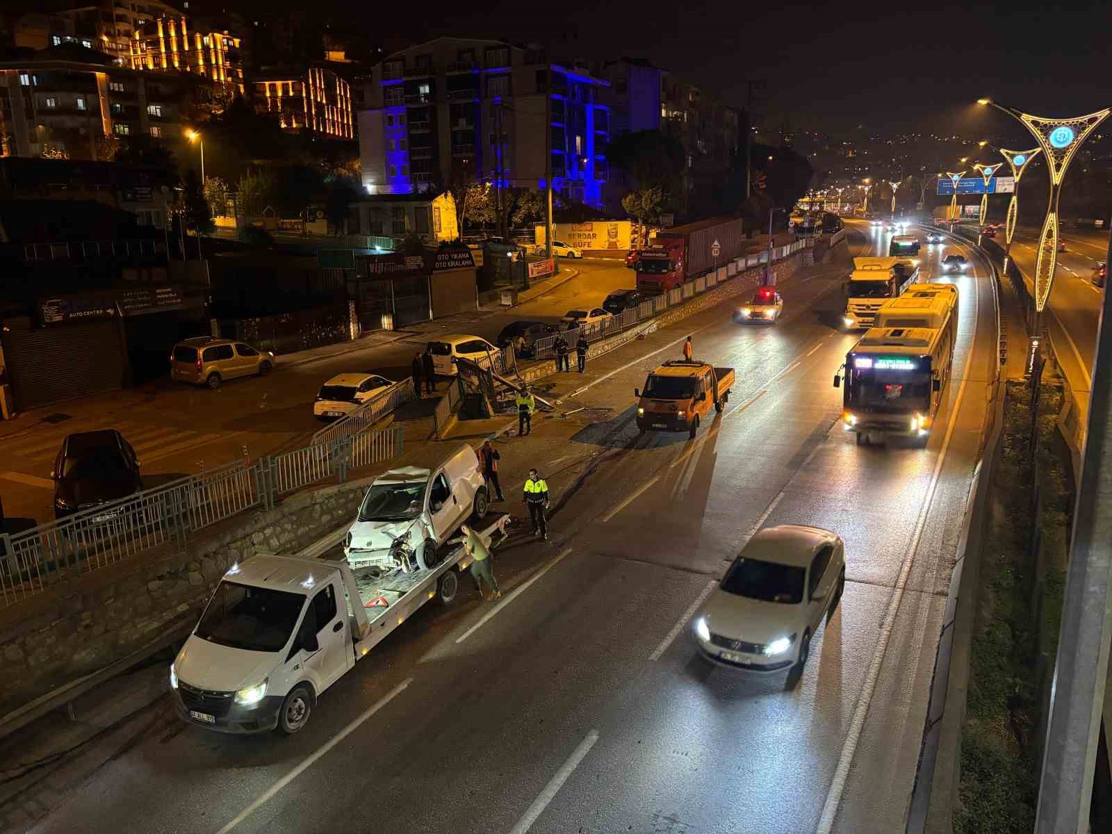 Kontrolden çıkan araç durağa daldı
