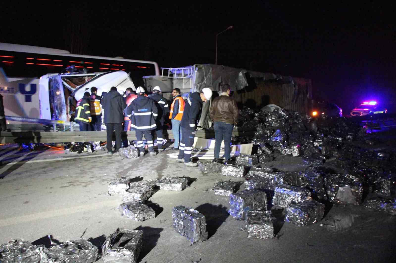 Amasya’da hurda yüklü tır devrildi, araçta sıkışan sürücüyü ekipler kurtardı
