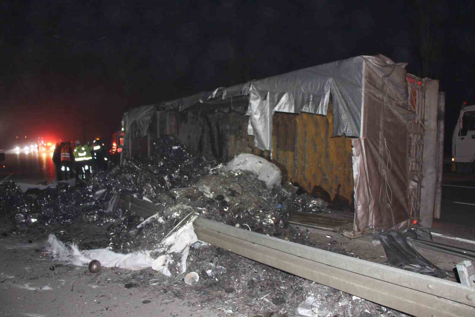 Amasya’da hurda yüklü tır devrildi, araçta sıkışan sürücüyü ekipler kurtardı
