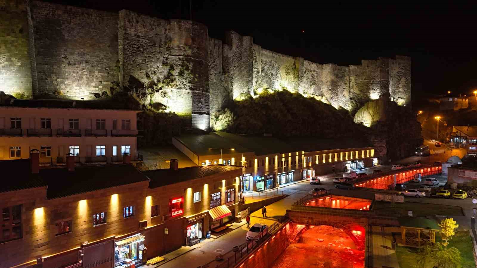 Işıklandırılan Bitlis’te gece güzelliği
