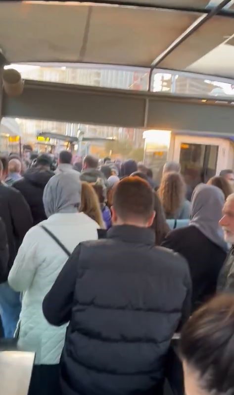 İstanbul’da tramvay seferleri aksadı duraklarda yoğunluk oluştu
