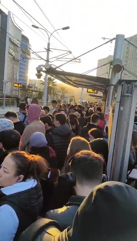 İstanbul’da tramvay seferleri aksadı duraklarda yoğunluk oluştu
