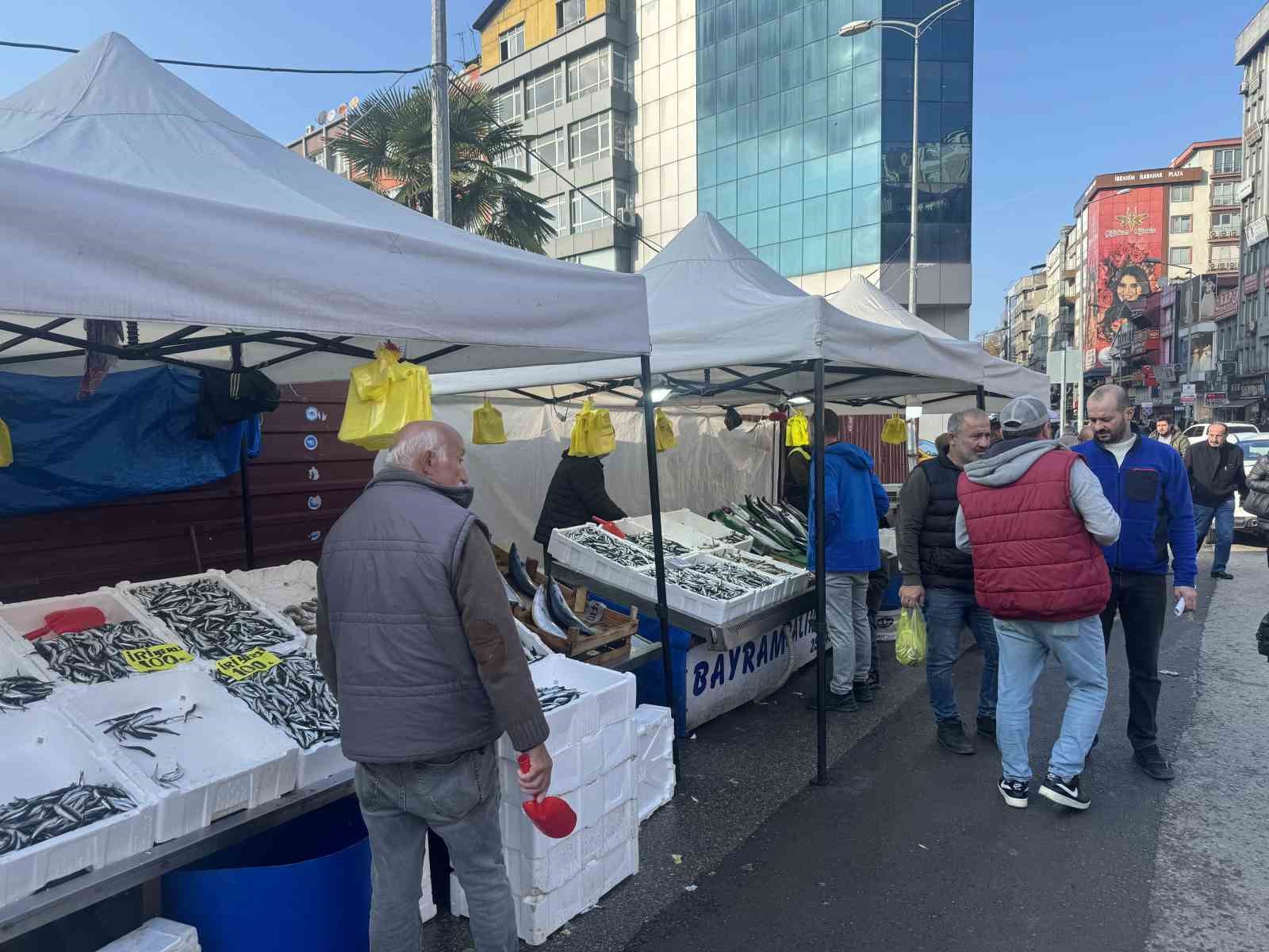 Zonguldak’ta fiyatı düşen hamsiye vatandaşlardan yoğun ilgi
