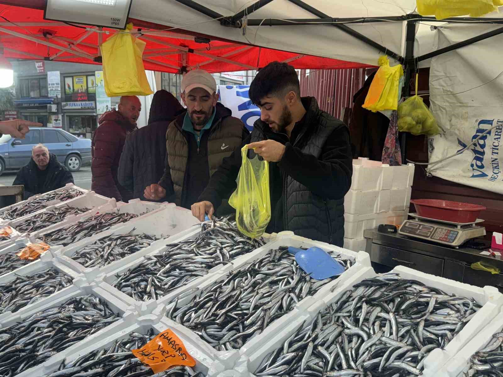 Zonguldak’ta fiyatı düşen hamsiye vatandaşlardan yoğun ilgi
