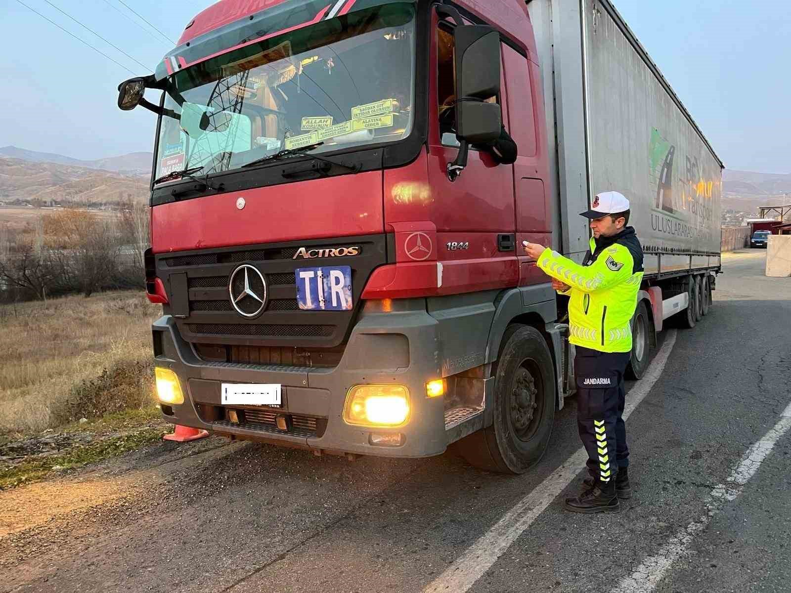 Kars’ta jandarmadan araçlara yönelik güvenlik uygulaması
