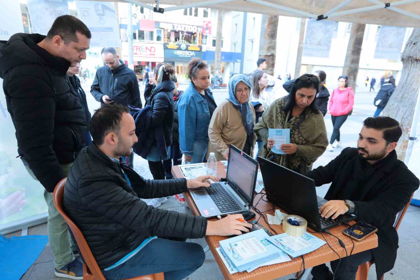 Denizli Büyükşehirin su tasarruf aparatı dağıtımı sürüyor
