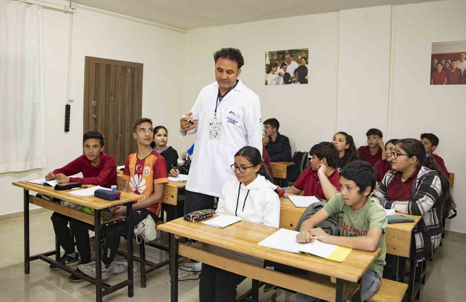 Çamlıyayla’da öğrencilere eğitim desteği
