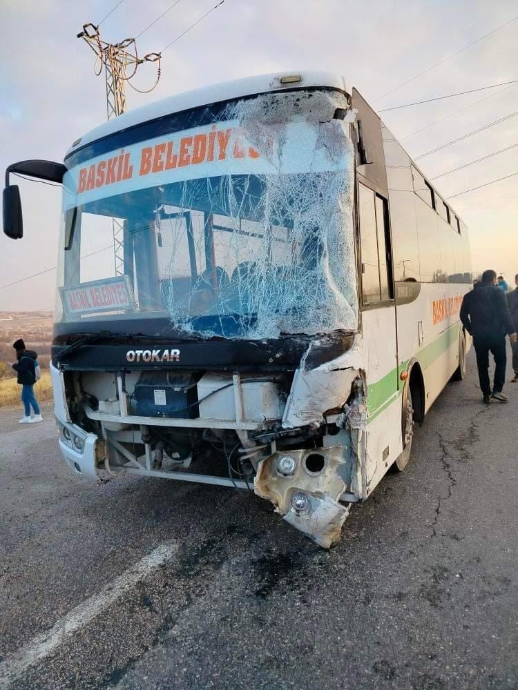 Elazığ’da otobüs ile kamyonet çarpıştı: 4 yaralı
