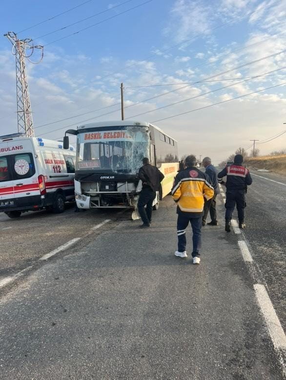 Elazığ’da otobüs ile kamyonet çarpıştı: 4 yaralı
