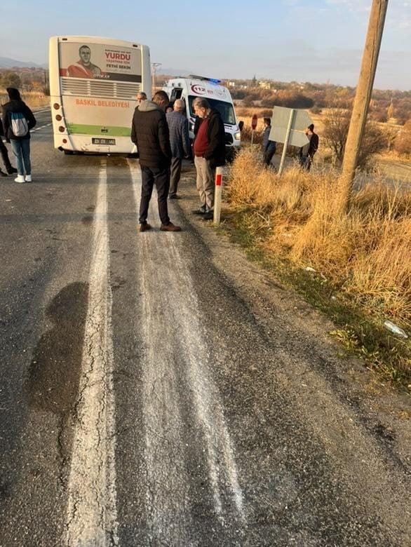 Elazığ’da otobüs ile kamyonet çarpıştı: 4 yaralı
