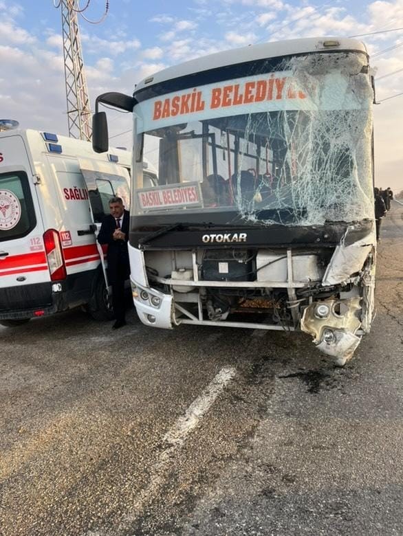 Elazığ’da otobüs ile kamyonet çarpıştı: 4 yaralı
