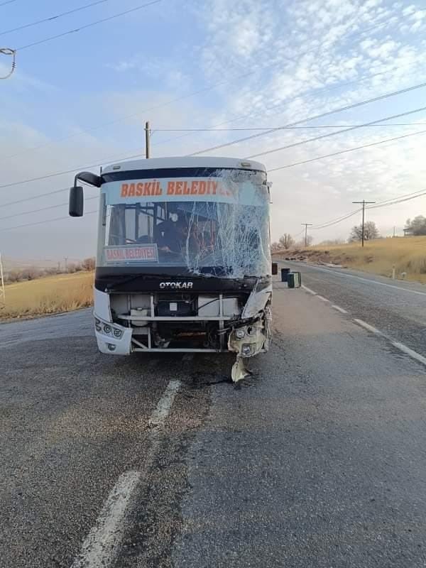 Elazığ’da otobüs ile kamyonet çarpıştı: 4 yaralı
