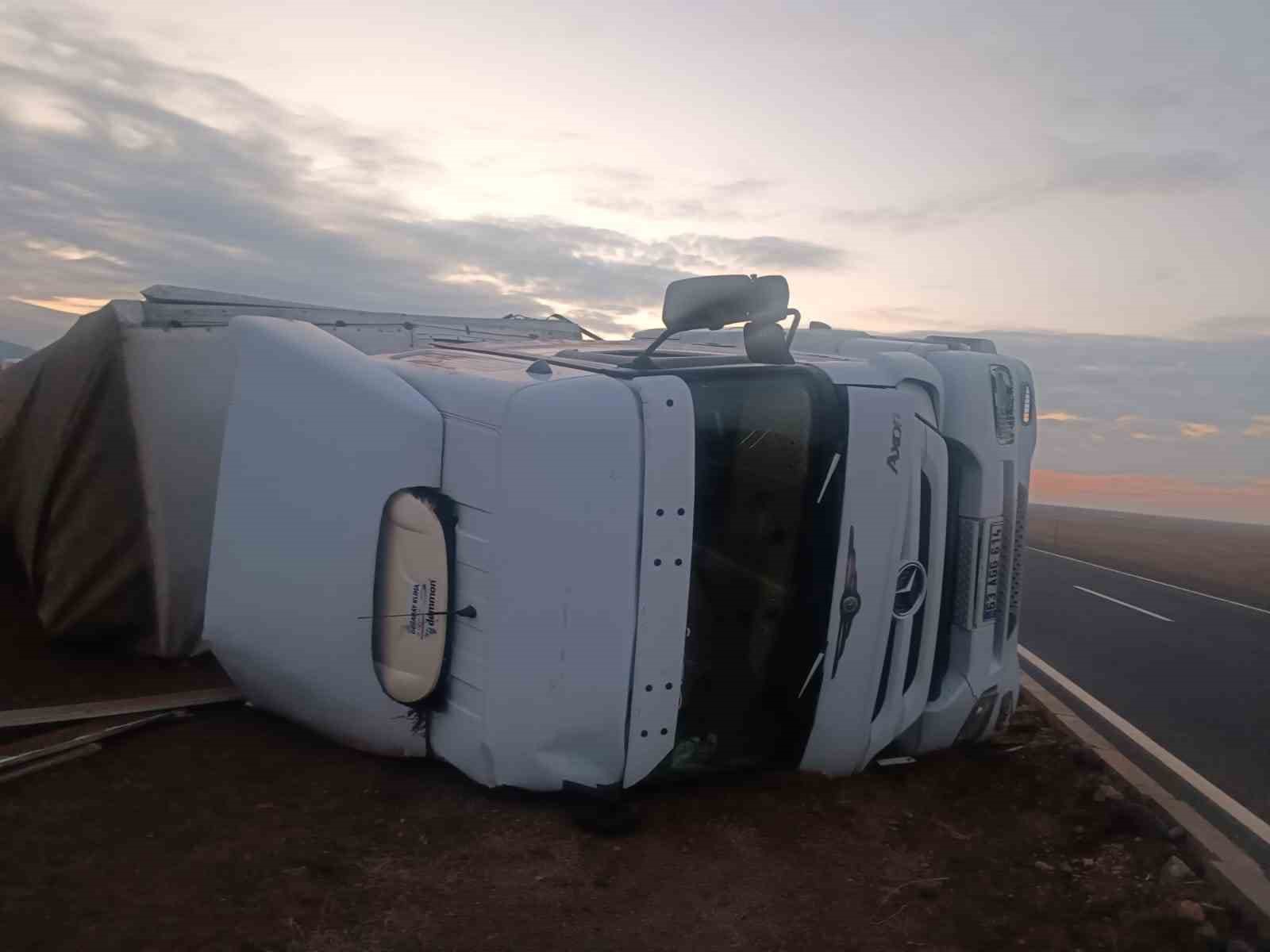 Aksaray’da tır devrildi: 1 yaralı
