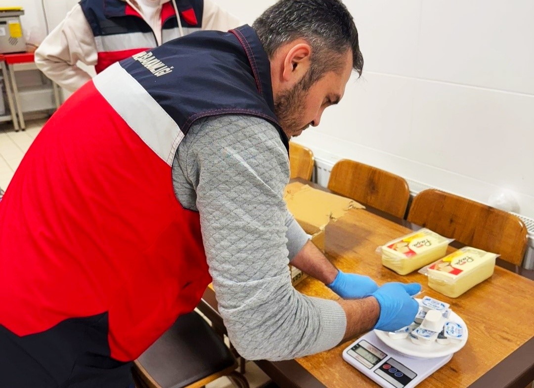 Emet’te KYK yurdu ve hastanede tüketilen peynirlerden analiz için numune alındı
