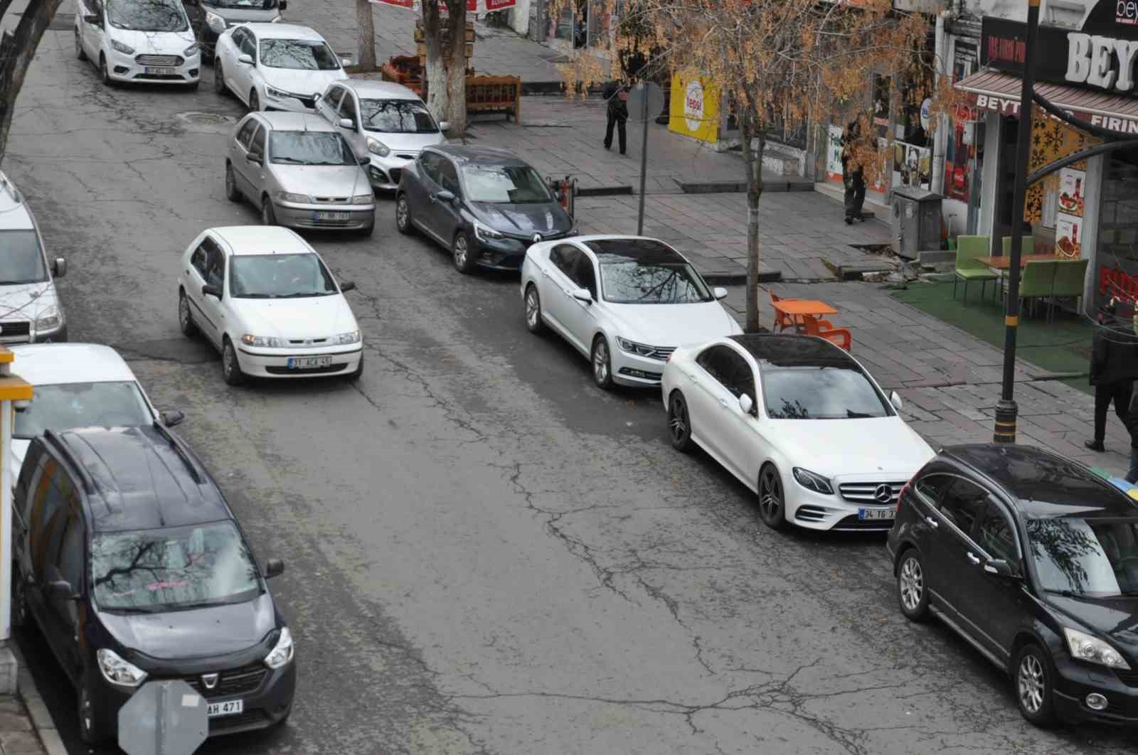 Kars’ta trafiğe kayıtlı araç sayısı 50 bine ulaştı: Park sorunu büyüyor
