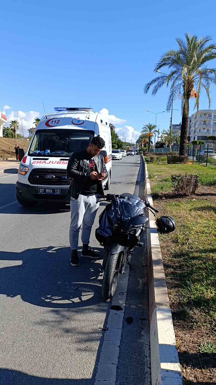 Antalya’da motosiklet minibüsle çarpıştı: 2 yaralı
