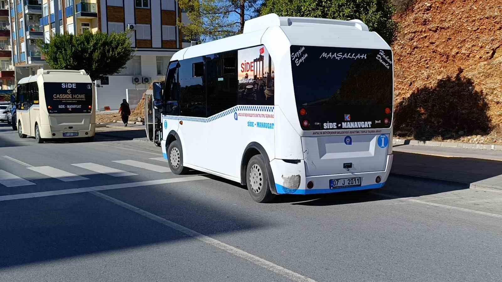 Antalya’da motosiklet minibüsle çarpıştı: 2 yaralı
