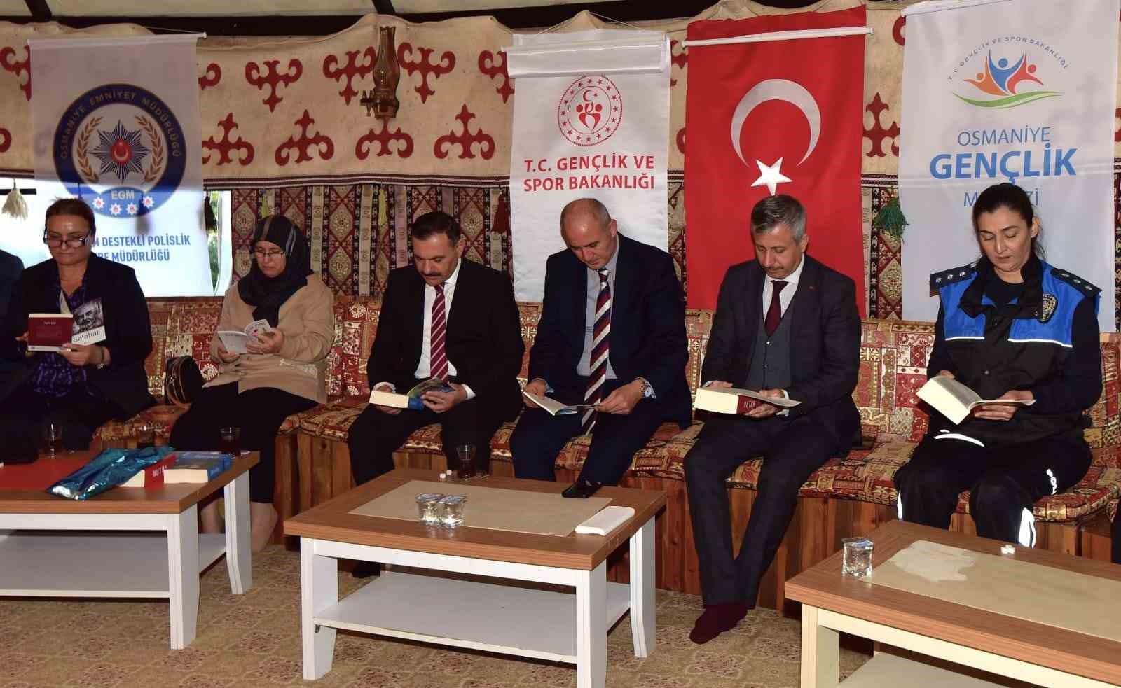 Osmaniye’de gençler ve protokol üyeleri kitap okuma etkinliğinde buluştu
