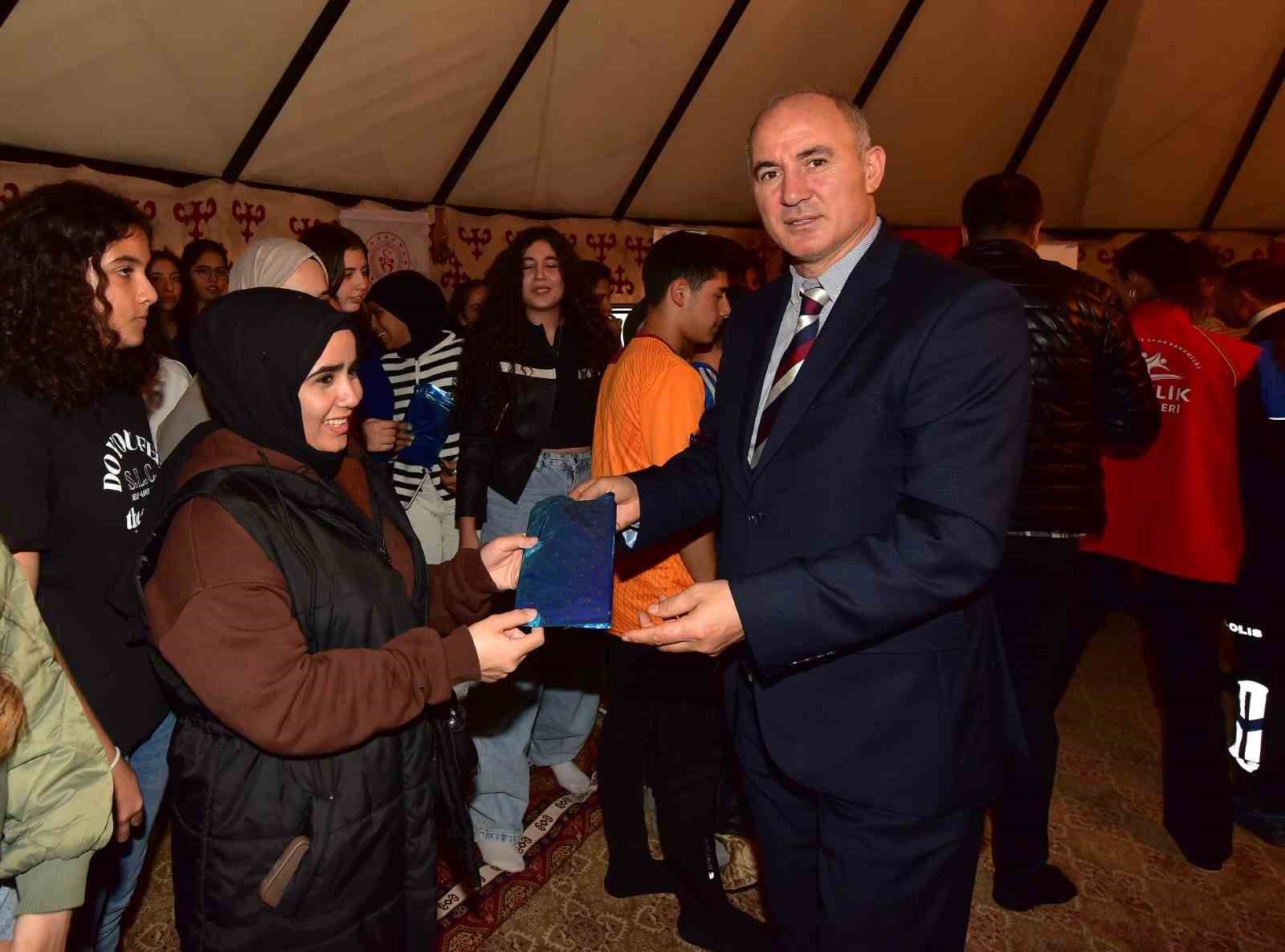 Osmaniye’de gençler ve protokol üyeleri kitap okuma etkinliğinde buluştu
