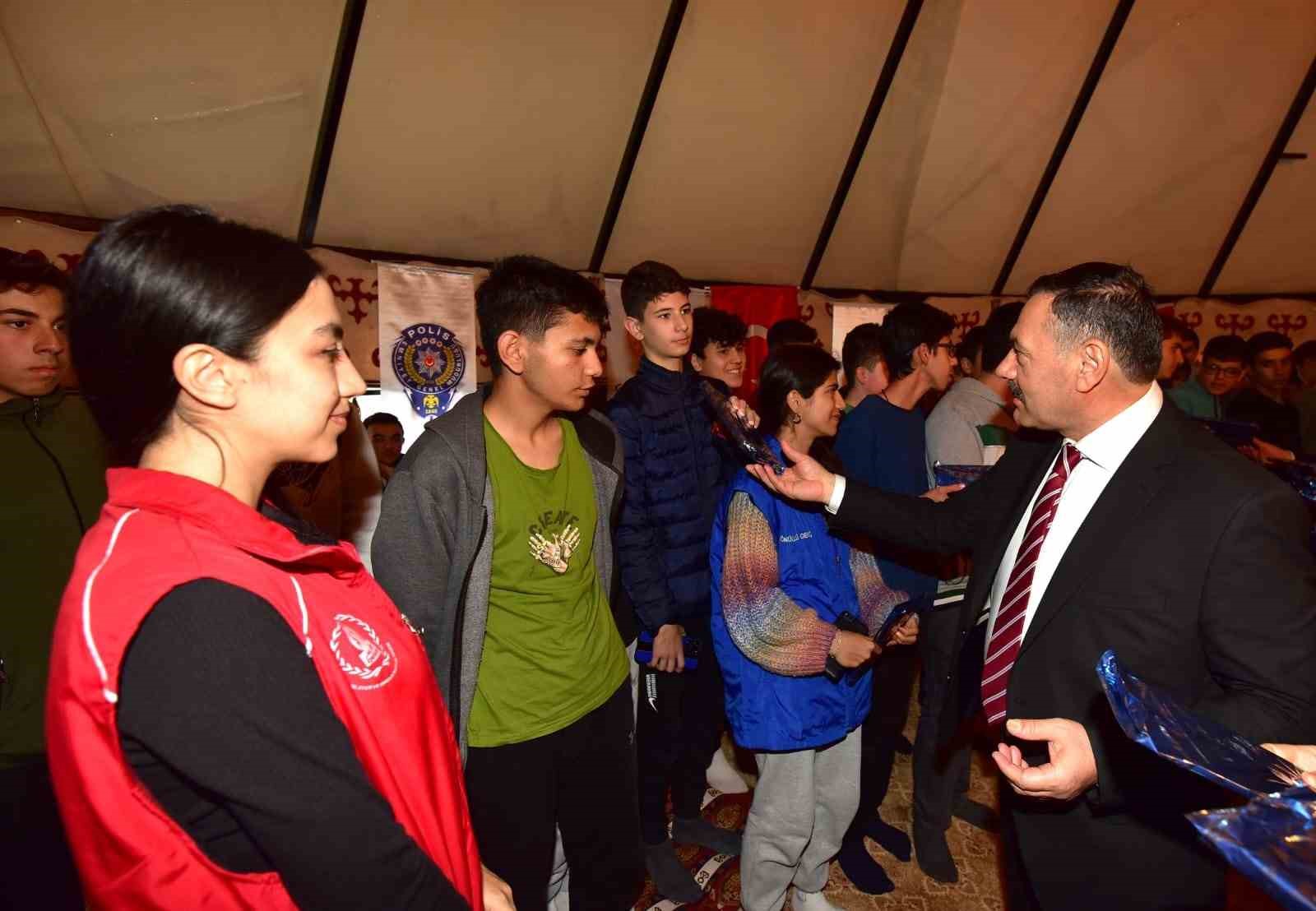 Osmaniye’de gençler ve protokol üyeleri kitap okuma etkinliğinde buluştu
