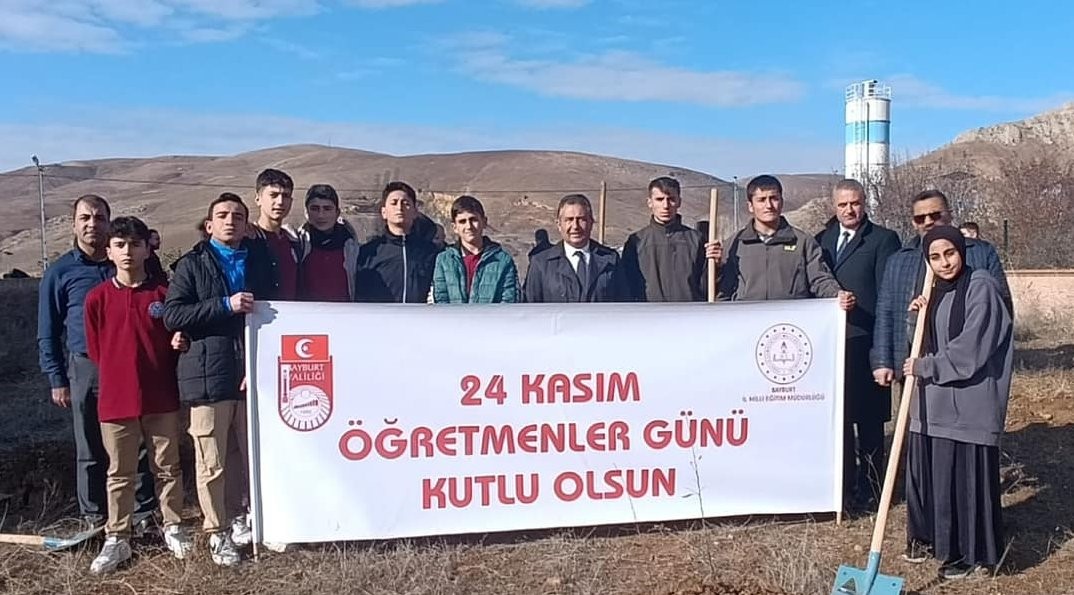 Öğrenciler fidanları toprakla buluşturdu
