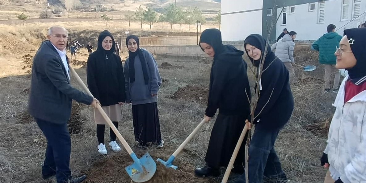 Öğrenciler fidanları toprakla buluşturdu
