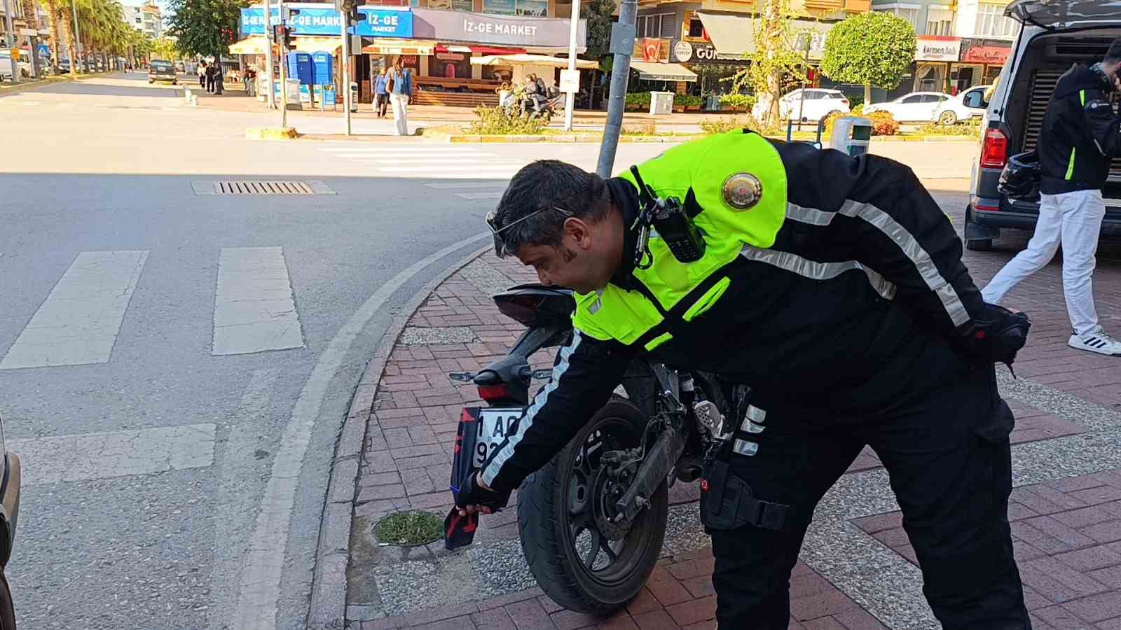 Motosikletinin plakasını okunmasın diye bereyle kapattı, cezadan kurtulamadı
